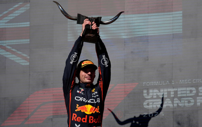 Veľká cena USA seriálu MS F1 - výsledky (56 kôl, 1. kolo: 5,513 km, celkovo: 308,728 km): 1. Max Verstappen (Hol./Red Bull) 1:34:00,161 h, 2. Lando Norris (V. Brit./McLaren) +7,959 s, 3. Charles Leclerc (Mon./Ferrari) +15,373, 4. Lewis Hamilton (V. Brit./Ferrari) +28,536, 5. Oscar Piastri (Austr./McLaren) +29,678, 6. George Russell (V. Brit./Mercedes) +33,456, 7. Juki Cunoda (Jap./Red Bull) +52,714, 8. Nico Hülkenberg (Nem./Kick Sauber) +57,249, 9. Oliver Bearman (V. Brit./Haas) +64,722, 10. Fernando Alonso (Šp./Aston Martin) +70,001, 11. Liam Lawson (N. Zél./Racing Bulls) +73,209, 12. Lance Stroll (Kan./Aston Martin) +74,778, 13. Kimi Antonelli (Tal./Mercedes) +75,746, 14. Alexander Albon (Thaj./Williams) +80,000, 15. Esteban Ocon (Fr./Haas) +83,043, 16. Isack Hadjar (Fr./Racing Bulls) +92,807, 17. Franco Colapinto (Arg./Alpine), 18. Gabriel Bortoleto (Braz./Kick Sauber), 19. Pierre Gasly (Fr./Alpine) všetci +1 kolo, Carlos Sainz (Šp./Williams) nedokončil priebežné poradie jazdcov (po 19 z 24 Veľkých cien): 1. Piastri 346 bodov, 2. Norris 332, 3. Verstappen 306, 4. Russell 252, 5. Leclerc 192, 6. Hamilton 142, 7. Antonelli 89, 8. Albon 73, 9. Hülkenberg 41, 10. Hadjar 39, 11. Sainz 38, 12. Alonso 37, 13. Stroll 32, 14. Lawson 30, 15. Ocon 28, 16. Cunoda 28, 17. Gasly 20, 18. Bearman 20, 19. Bortoleto 18, 20. Colapinto 0, 21. Jack Doohan (Austr./Alpine) 0 priebežné poradie Pohára konštruktérov: 1. McLaren 678 b, 2. Mercedes 341, 3. Ferrari 334, 4. Red Bull 331, 5. Williams 111, 6. Racing Bulls 72, 7. Aston Martin 69, 8. Kick Sauber 59, 9. Haas 48, 10. Alpine 20