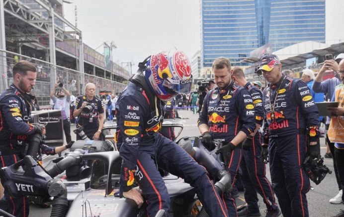 F1: Na VC Azerbajdžanu zvíťazil Verstappen pred Russelom a Sainzom