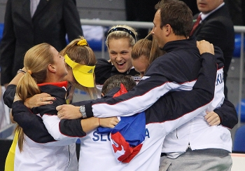 Slovenský Fed Cup Team počas štvrtej dvojhry zápasu Srbsko - Slovensko v súboji 1. kola svetovej skupiny 2013 tenisového Fed Cupu. Niš, Srbsko, 10. február 2013. 