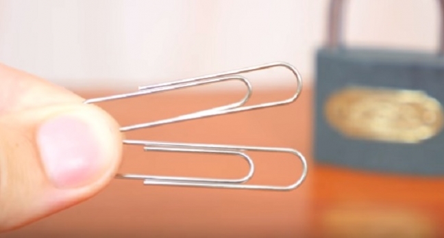 Video: Ako pomocou dvoch spiniek otvoríte zámok