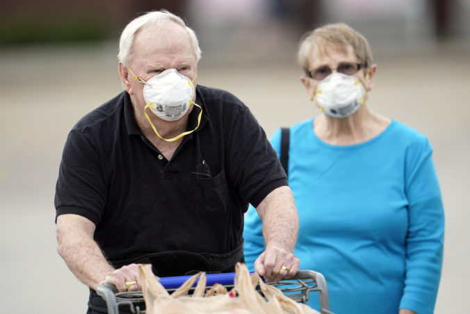 Seniori budú môcť nakupovať aj mimo vyhradený čas, hlavný hygienik prehodnotil opatrenie