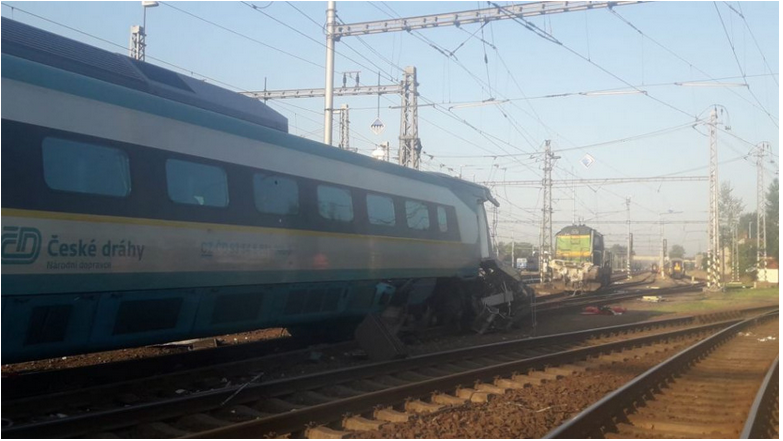 Vlak sa v Česku zrazil s posunovacou lokomotívou, rušňovodič neprežil