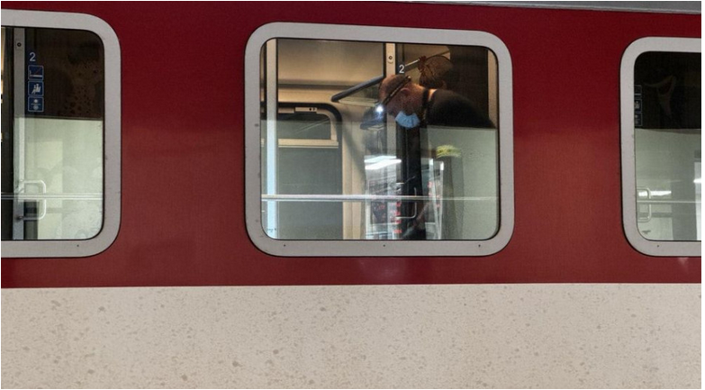 Žena, ktorú napadol útočník vo vlaku, je v stabilizovanom stave