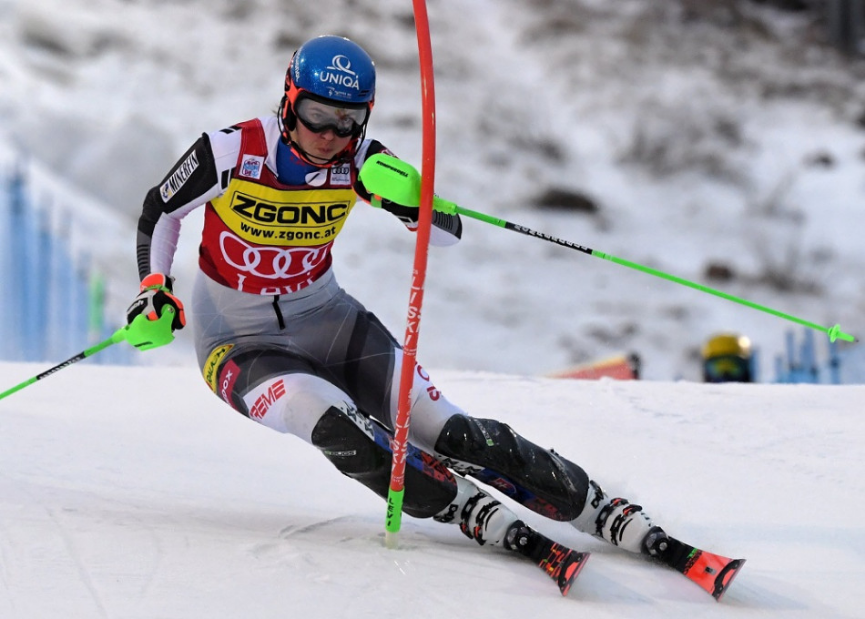 Petra Vlhová a Michelle Gisinová s rovnakým časom zdieľajú prvenstvo po prvom kole slalomu Svetového pohára vo fínskom Levi. Mikaela Shiffrinová je štvrtá s mankom 0,37 sekundy. Na trati sú ešte pretekárky s nižšími štartovými číslami. Druhé kolo je na programe o 13.15 h.