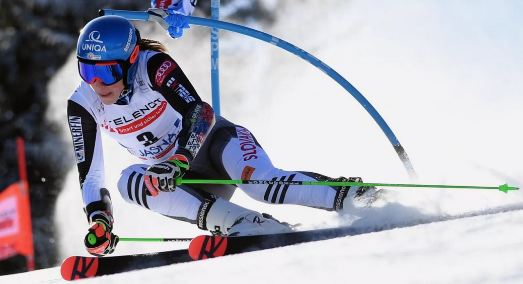 Slovenská lyžiarka Petra Vlhová figurovala po odjazdení úvodnej pätnástky 1. kola nedeľného obrovského slalomu Svetového pohára na druhom mieste. 