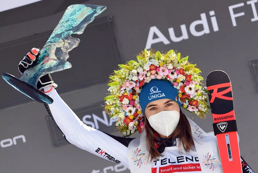 Na snímke slovenská lyžiarka Petra Vlhová pózuje na pódiu s trofejou po víťazstve v obrovskom slalome Svetového pohára alpských lyžiarok 7. marca 2021 v Jasnej.