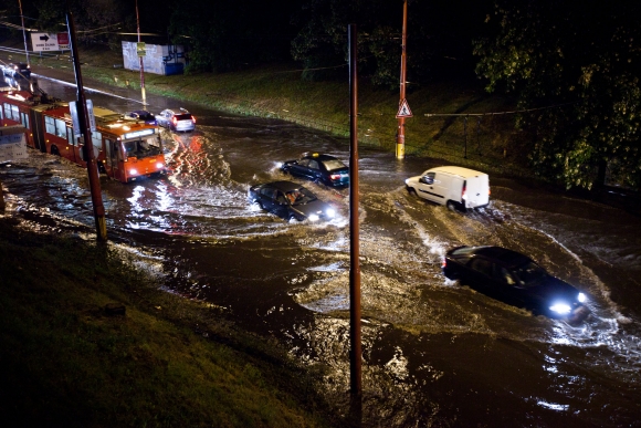 Zaplavená cesta na Popradskej ulici v Bratislave dôsledkom intenzívneho dažďa.