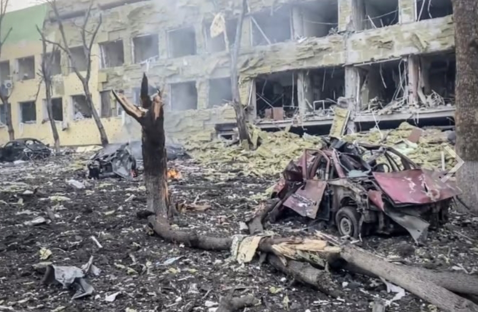 ONLINE: Vojna na Ukrajine: Postup Ruska v smere na Kyjev je obmedzený, Zelenskyj nazval útok na pôrodnicu genocídou 