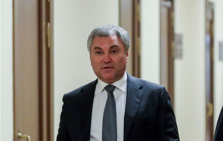 Volodin navrhol odobrať ruské občianstvo tým, ktorí sú proti invázii