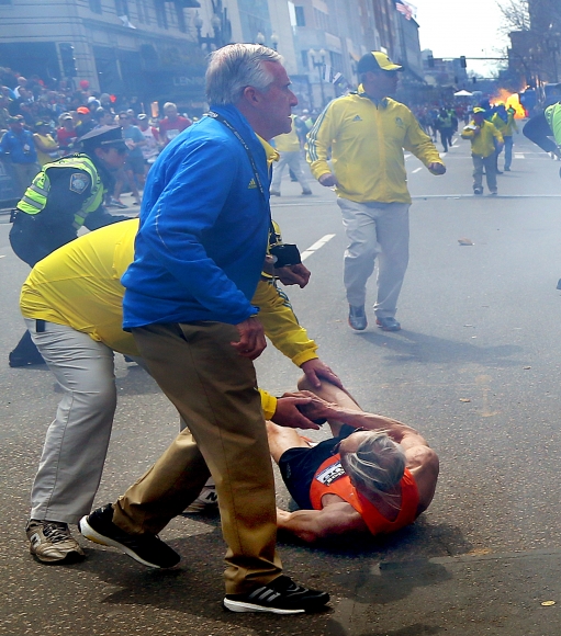 V uliciach Bostonu vládne chaos.