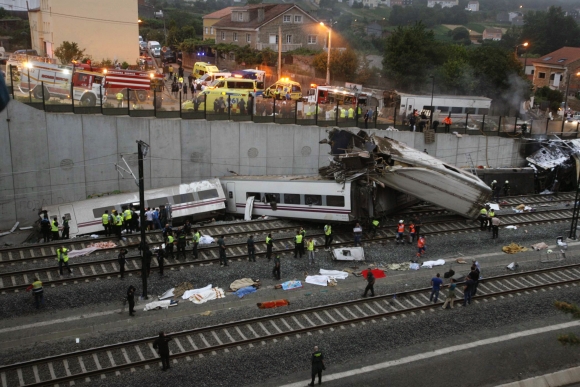 Video: V Španielsku sa vykoľajil vlak, desiatky ľudí neprežili