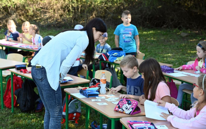 Živica: Vyučovanie vonku by mohlo znížiť riziko nákazy na školách