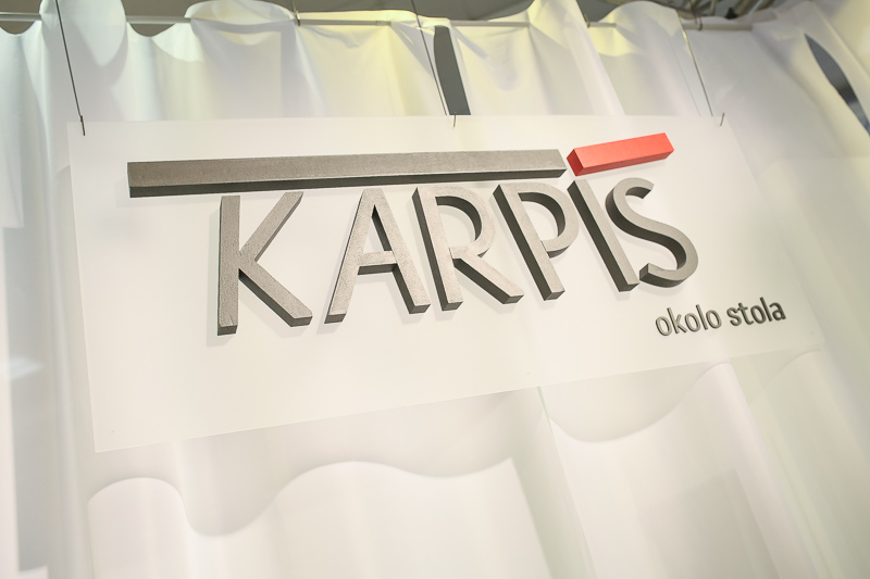 Firma Karpiš ponúka široku ponuku unikátnych a kvalitných stolov, firma Vauu luxusný nábytok na mieru.
