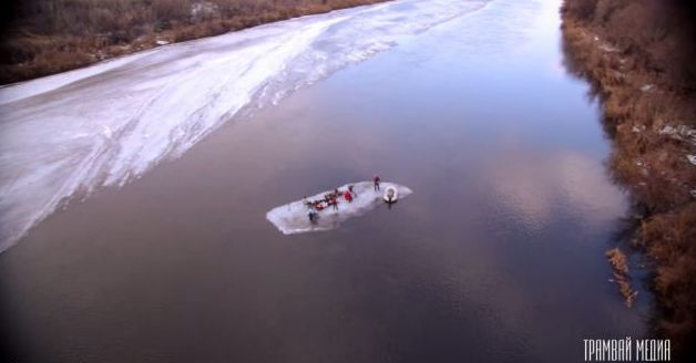 Video: Rusi sa jednoducho vedia baviť! Čo takto párty na plávajúcej ľadovej kryhe?