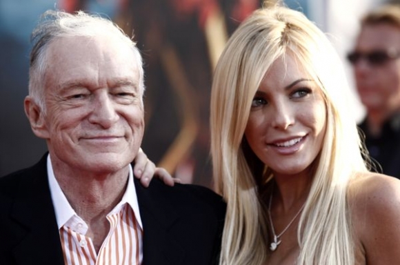 Hugh Hefner (86) sa tretíkrát oženil s Crystal Harris (26).Foto: SITA, AP