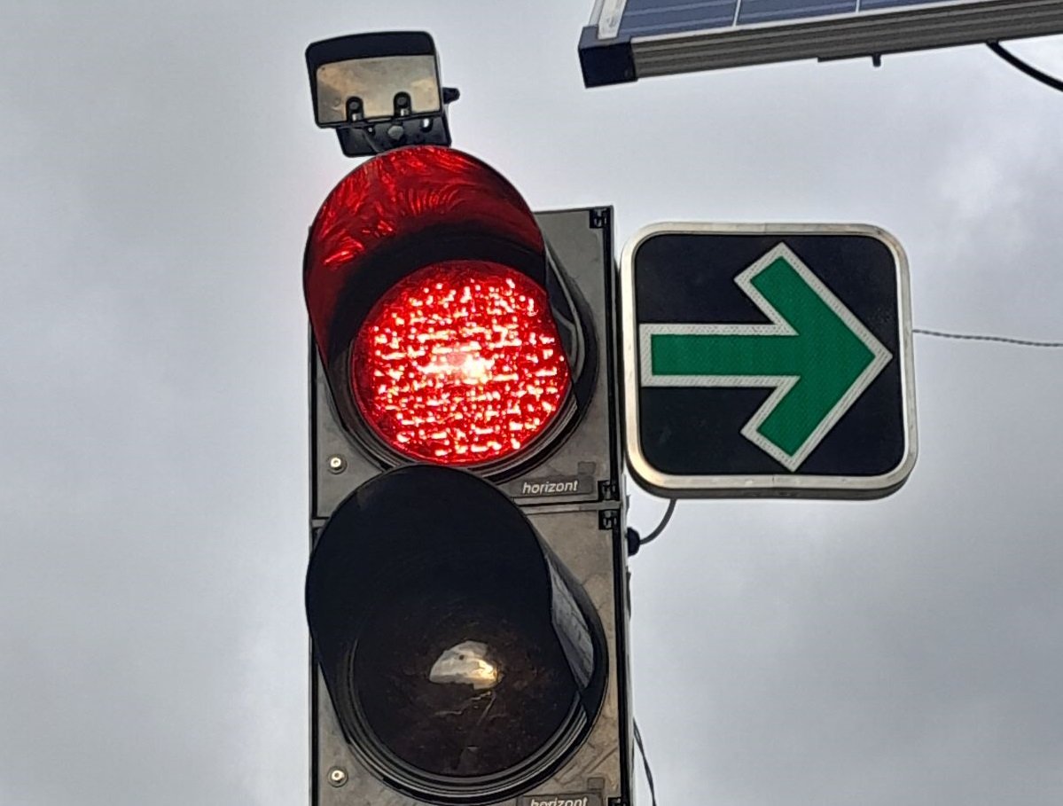Bratislavský kraj chce inštalovať ďalšie značky (zelená šípka), ktoré umožňujú vodičom odbočiť vpravo aj na červenú