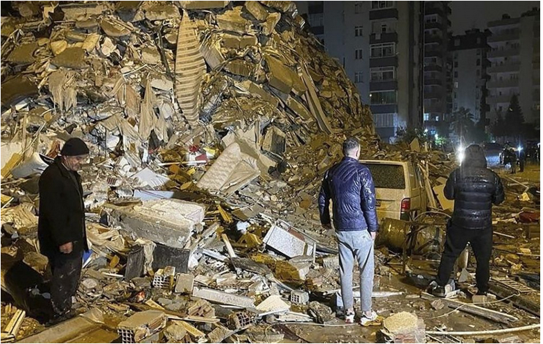 Pri silnom zemetrasení zahynulo v Turecku a Sýrii najmenej 360 ľudí