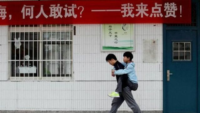 Mladík nosí spolužiaka na chrbte do školy už tri roky 