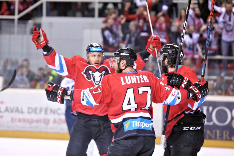 Zľava: Marek Bartánus, Mário Lunter a Eric Selleck, všetci z HC ‘05 iClinic Banská Bystrica počas piateho zápasu play-off finále hokejovej Tipsport ligy medzi HC ‘05 iClinic Banská Bystrica – HK Nitra. Banská Bystrica, 16. apríl 2019.