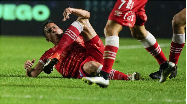 Marcelo zlomil nohu Sanchezovi, ihrisko po vylúčení opustil v slzách