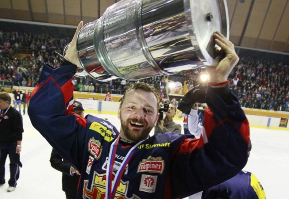 Andrej Podkonický z HKm Zvolen po víťaznom zápase Slovnaft play-off Tipsport extraligy v sezóne 2012/2013 medzi HKm Zvolen - HC Košice. Zvolen, 15. apríl 2013. 