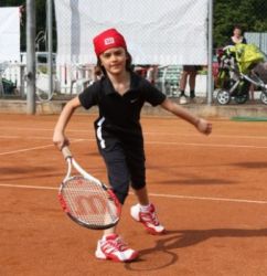 najmladsou ucastnickou tenisoveho
