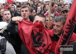kosovski albanci si stoja za svojimi z