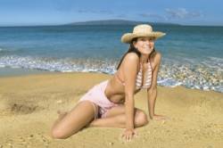 zena na plazi ilustracna fotka