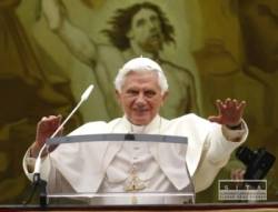 papez sa na dovolenke modlil s veriaci
