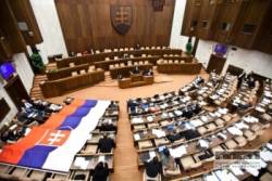parlament rokoval o verejnej volbe prok