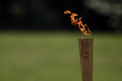 v grecku zapalil olympijsky ohen