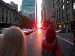 manhattanhenge rozziaril ulice new york