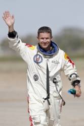 felix baumgartner skocil z vesmiru