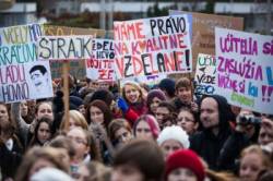 studenti strajkovali pre uradom vlad