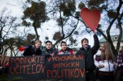 studenti strajkovali pre uradom vlad