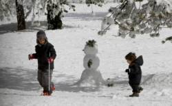 cyprus je pod snehom deti sa raduju