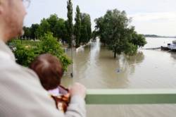 rozvodneny tok dunaja v meste ostrihom