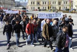 dvesto romov protestovalo proti chudobe