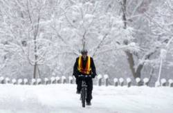 zima sneh pocasie cyklista bicykel