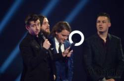 udelovanie cien brit awards ovladli arctic monkeys