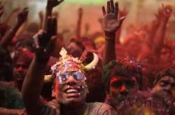 india je v euforii jar vita farebnym sviatkom holi