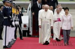 papez pricestoval na historicku navstevu do juznej korey