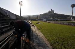 v trencine buraju tribuny futbaloveho stadiona