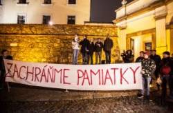protest pred nr sr proti vystavbe garazi v areali bratislavskeho hradu