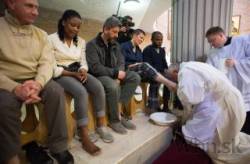 obrazom papez sa odklonil od tradicie umyval nohy aj zenam