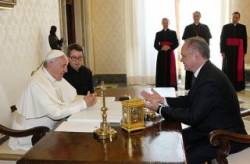 kiska sa stretol s papezom daroval mu specialny darcek