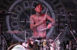 travis barker po nehode ziadal priatelov aby mu vzali zivot