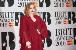 spevacka adele dominovala na brit awards ziskala styri ocenenia