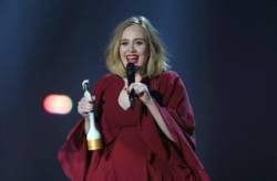 spevacka adele dominovala na brit awards ziskala styri ocenenia