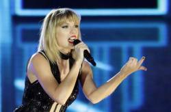 people_taylor_swift_fan_visit_07090 17931779d6f34e3ea6b7c0f1d8a63f02 640x420